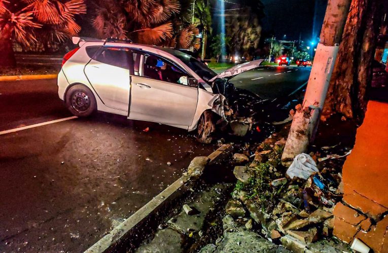 #TraficoSV | Una mujer lesionada en un accidente frente a la UES