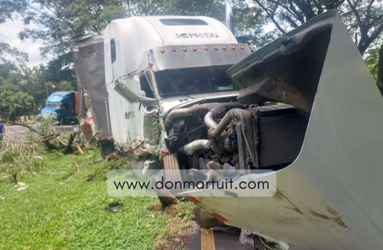 Una rastra se accidentó en la carretera a Santa Ana