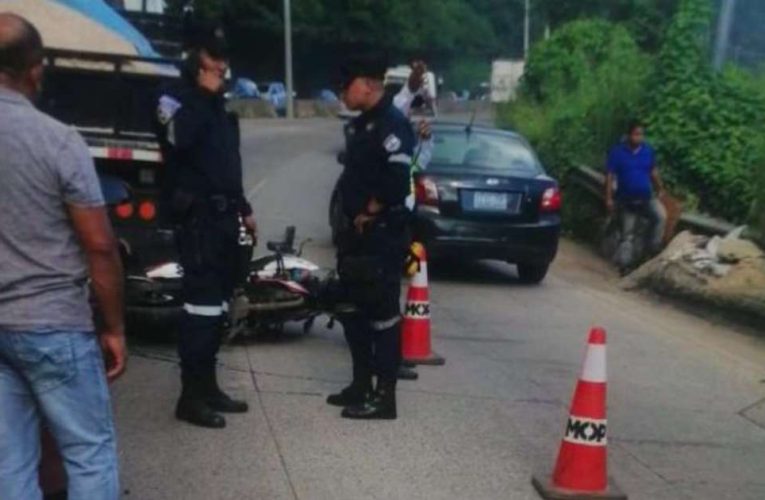 Un motociclista perdió la vida esta tarde en la carretera Los Chorros.