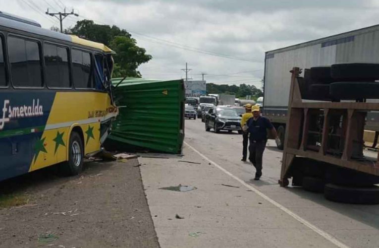 Una rastra chocó contra un bus de la ruta 205 en Sonsonate.