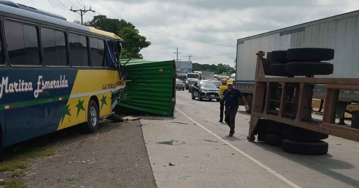 Choque entre rastra y autobús