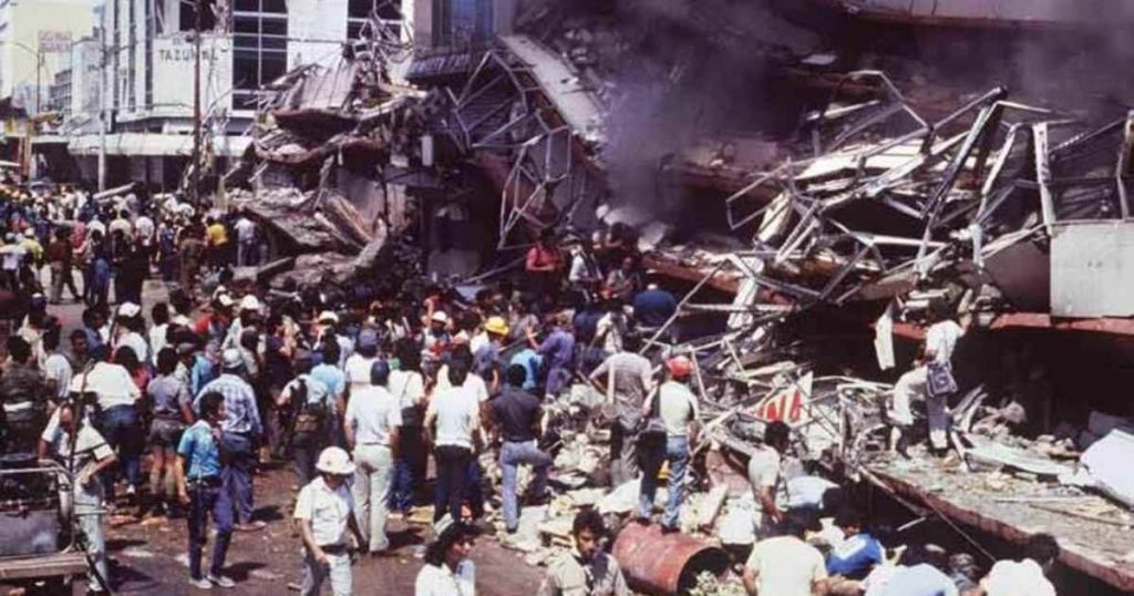 El 10 de octubre de 1986, un fuerte terremoto de magnitud 5.7 en la escala de Richter sacudió San Salvador, dejando un saldo devastador de víctimas y destrucción. El sismo ocurrió a las 11:51 de la mañana, con epicentro en la zona de Los Planes de Renderos, a menos de 10 kilómetros de profundidad, lo que aumentó su intensidad y efectos destructivos en la capital salvadoreña.