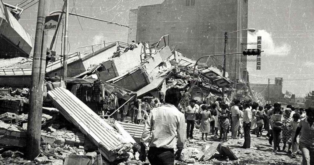 El 10 de octubre de 1986, un fuerte terremoto de magnitud 5.7 en la escala de Richter sacudió San Salvador, dejando un saldo devastador de víctimas y destrucción. El sismo ocurrió a las 11:51 de la mañana, con epicentro en la zona de Los Planes de Renderos, a menos de 10 kilómetros de profundidad, lo que aumentó su intensidad y efectos destructivos en la capital salvadoreña.