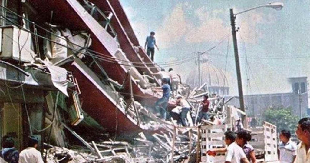 El 10 de octubre de 1986, un fuerte terremoto de magnitud 5.7 en la escala de Richter sacudió San Salvador, dejando un saldo devastador de víctimas y destrucción. El sismo ocurrió a las 11:51 de la mañana, con epicentro en la zona de Los Planes de Renderos, a menos de 10 kilómetros de profundidad, lo que aumentó su intensidad y efectos destructivos en la capital salvadoreña.