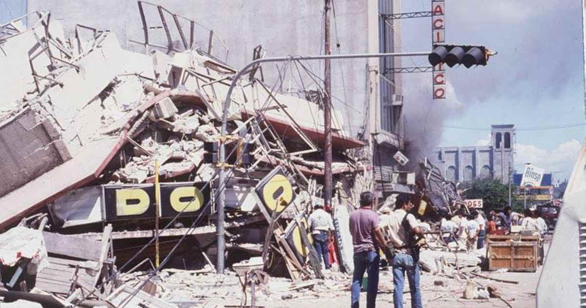 El 10 de octubre de 1986, un fuerte terremoto de magnitud 5.7 en la escala de Richter sacudió San Salvador, dejando un saldo devastador de víctimas y destrucción. El sismo ocurrió a las 11:51 de la mañana, con epicentro en la zona de Los Planes de Renderos, a menos de 10 kilómetros de profundidad, lo que aumentó su intensidad y efectos destructivos en la capital salvadoreña.